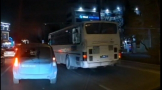Bakıda "öz qanunları" ilə hərəkət edən  avtobus sürücüsü kameraya düşdü - VİDEO