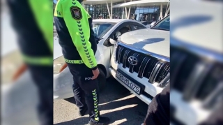 Paytaxtda qəza:  “Prado” ilə “Prius” bir-birinə girdi  - VİDEO