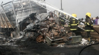 Beş maşına çırpılan yanacaq tankeri aşaraq partladı;  7-si uşaq, 23 ölü - FOTOLAR  