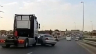 Bakıda yük avtomobili "Mercedes"i sürüyüb yoldan çıxartdı   - VİDEO