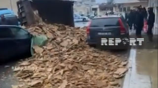 Gübrə daşıyan yük maşını "Mercedes”in üzərinə aşdı - VİDEO 