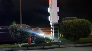 Avtomobil yanacaqdoldurma məntəqəsinə çırpıldı - Bakıda ağır qəza - FOTO 