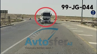 Başı telefona qarışan "TIR" sürücüsü maşınların üzərinə sürdü - QORXULU ANLAR - VİDEO