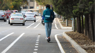 Yolun sağı ilə, lükləri saya-saya: Bakıda elektrik skuterləri üçün təhlükə - VİDEO