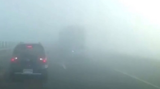 Dumanlı havada yüksək sürətlə gedən sürücü ağır qəza törətdi  - VİDEO