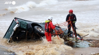 Kritdə dəhşərli qasırğa: Dalğalar maşınları dənizə apardı   - VİDEO - FOTO
