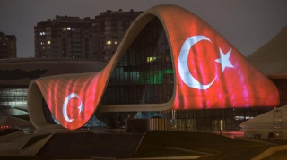 Heydər Əliyev Mərkəzinin üzərində Türkiyənin bayrağı videoproyeksiya olunub