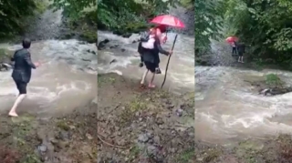 İllərdir övladını çiynində məktəbə aparan ATA DANIŞDI - VİDEO 