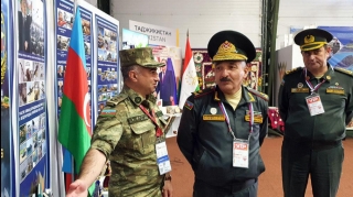 Quru Qoşunları komandanı Moskvada “Tank biatlonu” müsabiqəsinin final mərhələsini izləyir - FOTO 