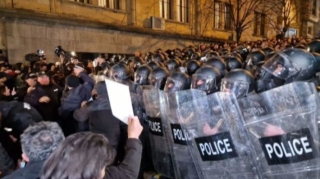 Tiflisdə iğtişaşlar:  Su şırnaqları və gözyaşardıcı qazdan istifadə olundu  - VİDEO