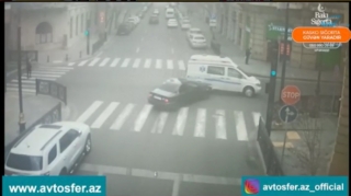 Bakıda taksi təcili yardım maşını ilə belə toqquşdu - REAL VİDEO 