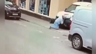 Özünü qəsdən maşının altına atan şəxs belə biabır oldu  - VİDEO