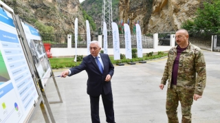 İlham Əliyev Su Elektrik Stansiyasının açılışında 
