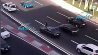 Bakıda yolun ortasıyla gedən xanım hərəkəti çətinləşdirdi  - VİDEO