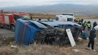 Məhkumları daşıyan dörd avtomobil qəzaya uğrayıb, 14 nəfər yaralanıb 