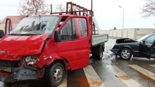 Gəncədə yük avtomobili "Mercedes"lə toqquşdu 