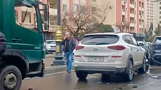 Yasamalda ara məsafəsi saxlamayan sürücülər zəncirvari qəza törətdi   - VİDEO