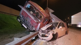 Bakıda minik maşını “KamAZ”-ı vuraraq aşırıb - FOTO - VİDEO 