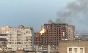 Bakıda yeni tikilən bina yandı - FOTO - VIDEO