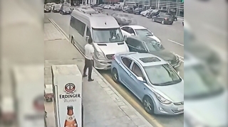 Paytaxtda qəza:  “Mercedes-Sprinter” parklanmış “Hyundai”a çırpıldı  - VİDEO