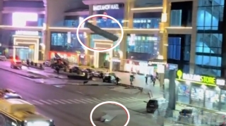 Bakıda “mall”un dam örtüyü uçdu; dəmirlər maşınların üzərinə düşdü - VİDEO 