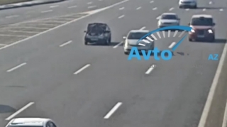 Geniş yolda qəfil kapotu açılan maşın qəza şəraiti yaratdı – ANBAAN VİDEO 