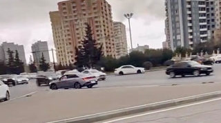 Yasamalda əks yola çıxan sürücü axını riskə atdı - 10-FT-111    - VİDEO