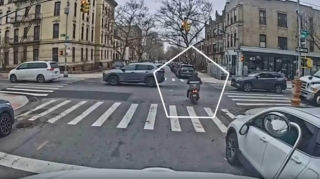 Qırmızı işığı saymayan motokuryer qəzaya düşdü - VİDEO 