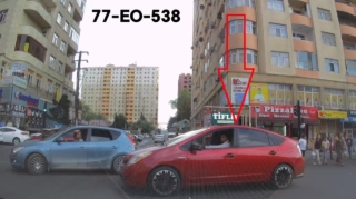 Qırmızı işıqda keçən "Prius" sürücüsü yolu kəsdi  - VİDEO
