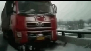 Yük maşınının altında qalan moto sürücüsü  oradan sağ çıxdı  - VİDEO