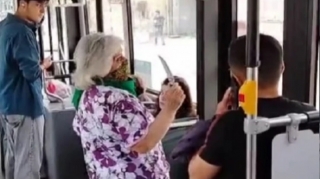 Avtobusda bıçaqla sərnişinləri hədələyən qadın saxlanıldı - VİDEO - YENİLƏNİB