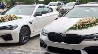 "BMW" ağaca çırpıldı, 2 azərbaycanlı həlak oldu - Toy kortejində qəza 