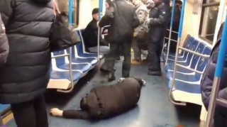 Metroda koronavirus zarafatı gəncə baha başa gəldi   - VİDEO - FOTO