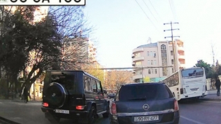 В Баку водитель Gelandewagen нарушил правила на глазах у дорожной полиции - ВИДЕО 