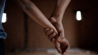 Baba dəcəllik edən nəvəsinə xəsarət yetirdi – Gəlini polisə şikayət etdi 