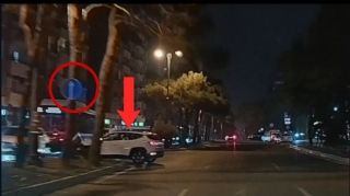 Bu yolda sürücülər 100 metr yola qənaət etmək üçün qaydaları pozurlar  - VİDEO