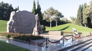 Mirziyoyev Fəxri xiyabanı ziyarət etdi 