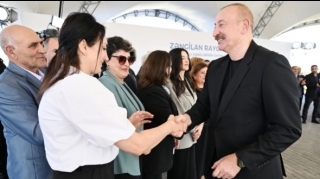 Prezident sakinlərə mənzillərin açarlarını təqdim edib - FOTOLAR 