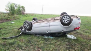 Şəmkirdə "Mercedes" aşdı, yaralılar var 