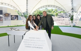 Prezident Şuşada yeni məscidin təməlini qoydu - Fotolar+Yenilənib