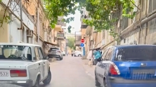 Bu küçədə park edilmiş maşınlar sürücülərə əngəl törətdi; arxa-arxaya sürərək geri qayıtdılar   - VİDEO