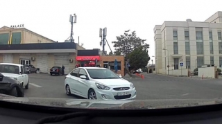 Əks yola çıxan qadın sürücü dairəyə də tərsinə girib təhlükə yaratdı - 50-EZ-852   - VİDEO