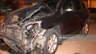 В Баку автомобиль влетел в грузовик:  есть пострадавший   - ФОТО