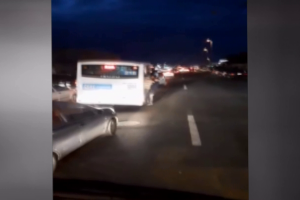 Avtobus qapısı açıq vəziyyətdə sərnişin daşıyır - VİDEO