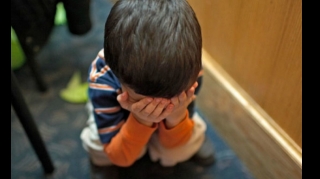 В Баку мужчина истязал малолетнего сына, а жену облил кипятком