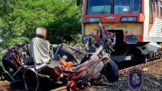 Qatarla avtomobil toqquşdu: 7 nəfər dünyasını dəyişdi   - FOTO