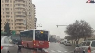 Bakıda avtobus sürücüsü qaydaları "çeynəyib" təhlükə yaradır  - FOTO