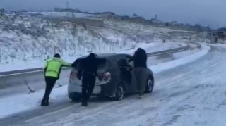 Bakı-Şamaxı yolu buz bağladı, avtomobillərin hərəkətində çətinlik yarandı - VİDEO