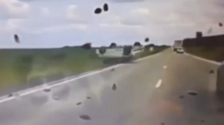 Yol nişanıyla toqquşan avtomobil havada dəfələrlə dövrə vurdu - VİDEO