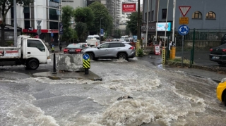Güclü leysan İstanbul küçələrini iflic etdi - FOTO